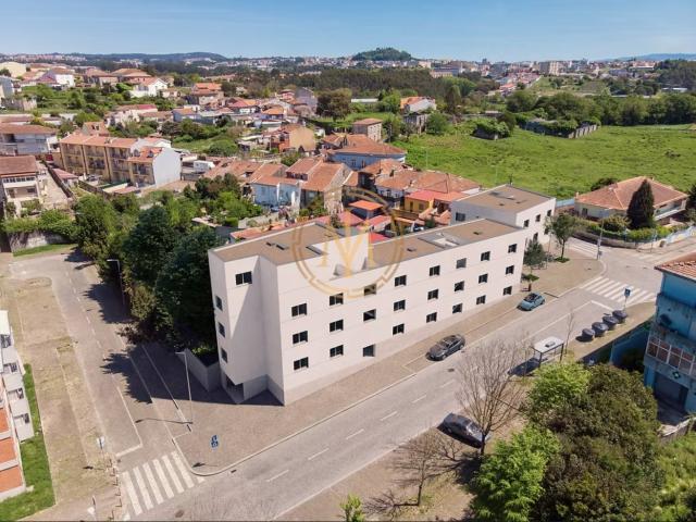 Apartamento T2 junto ao Metro e ao Dragão c/ lugar de estacionamento