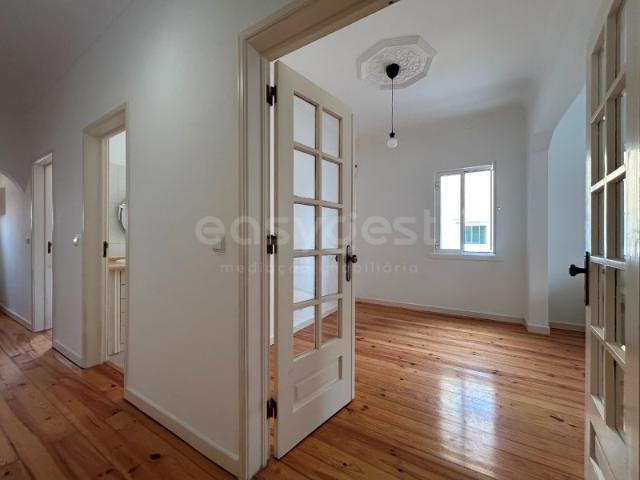 Apartamento T2 junto Portas de Benfica com 75m2, Bem localizado