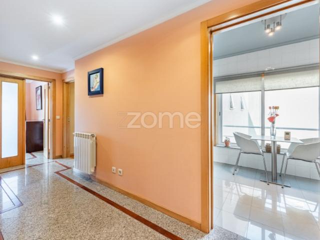 Apartamento T2, localizado em Paranhos Porto