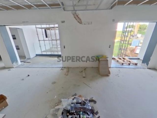 Apartamento T2, localizado em Santo António dos Cavaleiros