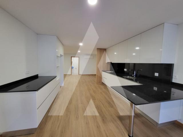 Apartamento T2 + Loja junto ao Palácio de Gelo