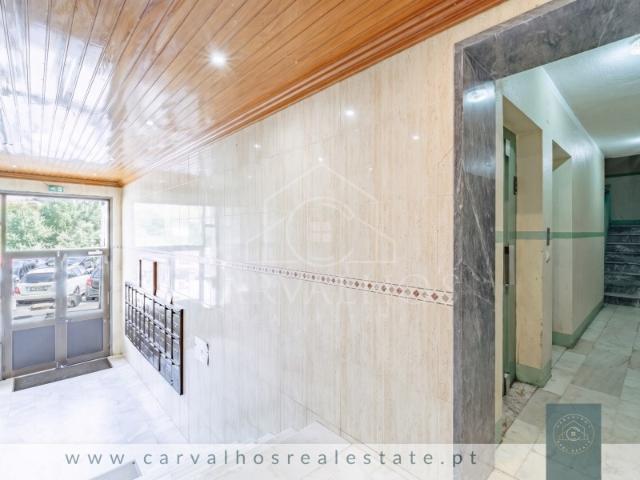 Apartamento T2 luminoso, bem localizado, junto a escola no Cacém