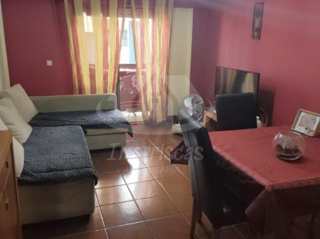 Apartamento T2 remodelado com arrecadação, em Odivelas