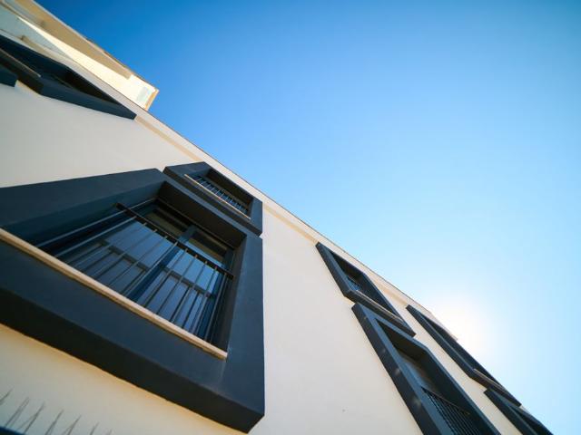 Apartamento T2 Luminoso Sem Mobília com Garagem & Piscina no Coração de Faro