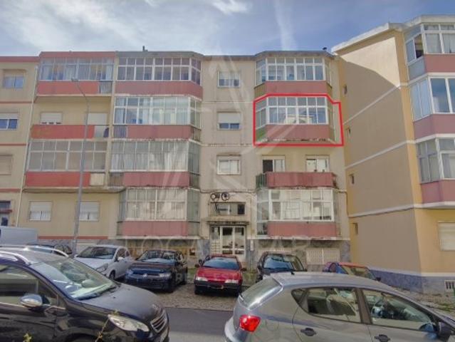 T2 amplo, originalmente T3, com 2 WC, 2 frentes e vista desafogada na Rinchoa