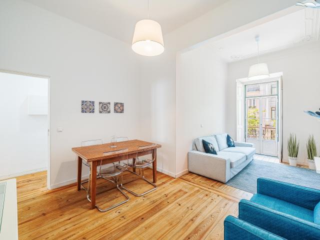 Apartamento T2 Mobilado | 80m² | Conde Redondo | Próx. Av. Liberdade | Transportes à Porta