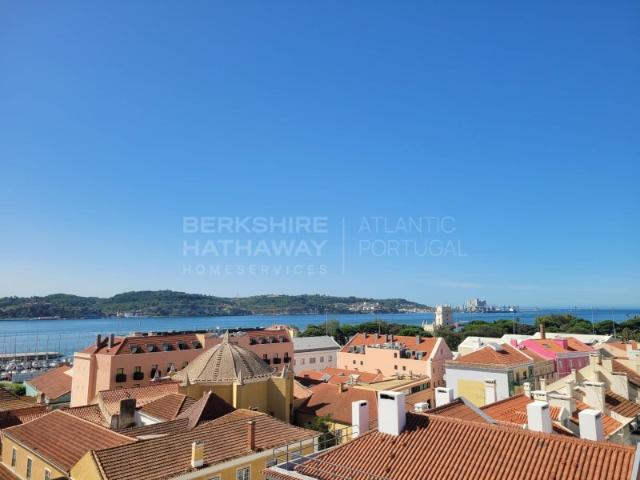 Apartamento T2, mobilado, com 1 lugar de parqueamento, Vista total para o Rio Tejo