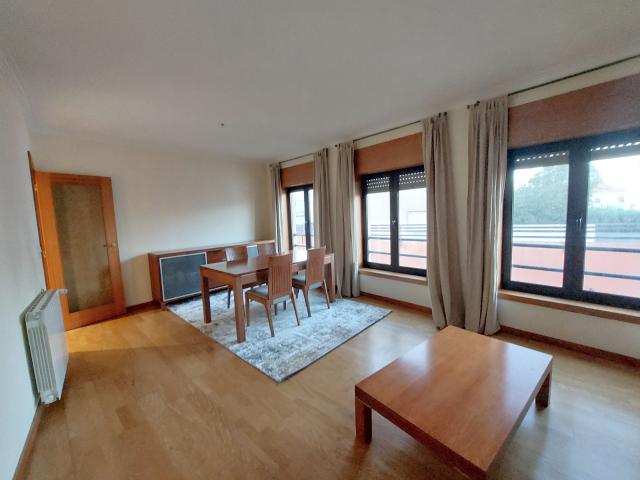 Apartamento T2, mobilado, com garagem e arrumos, em condomínio fechado, à Avenida da Boavista