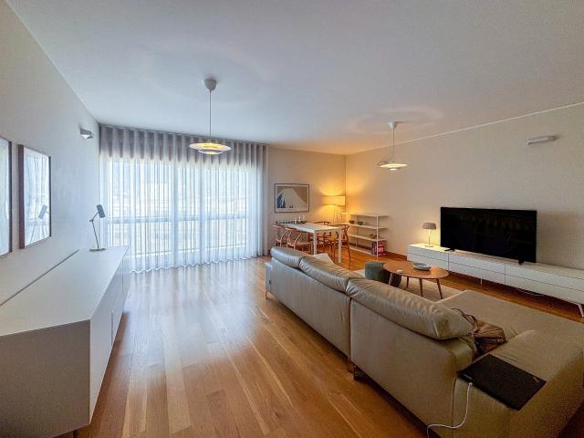 Apartamento T2 mobilado com garagem e elevador para arrendar no centro de Aveiro