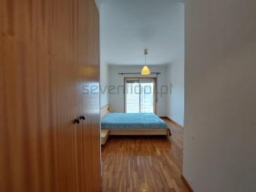 Apartamento T2, mobilado, com garagem, em Valongo