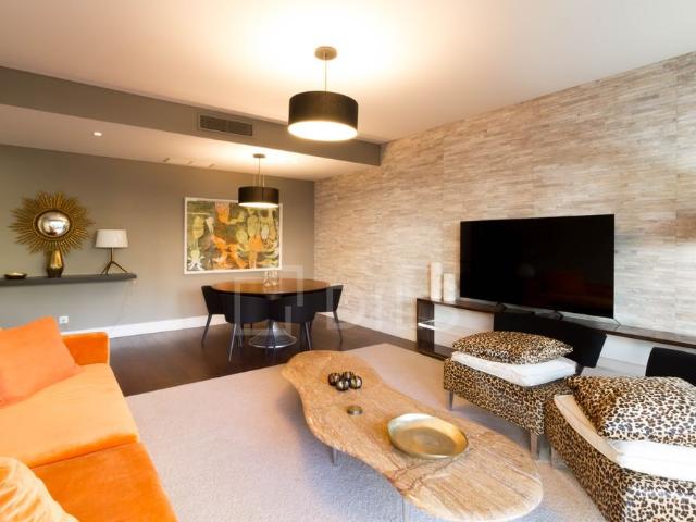 Apartamento T2 mobilado, com terraço e estacionamento, em Alcântara