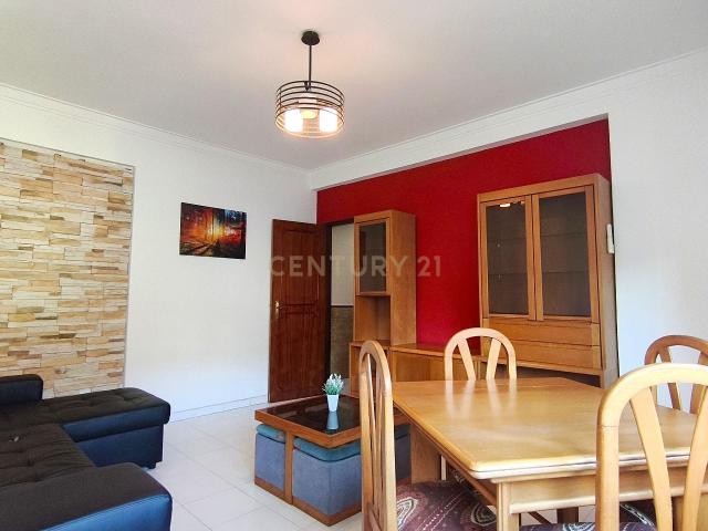 Apartamento T2 Mobilado com Varanda e Garagem