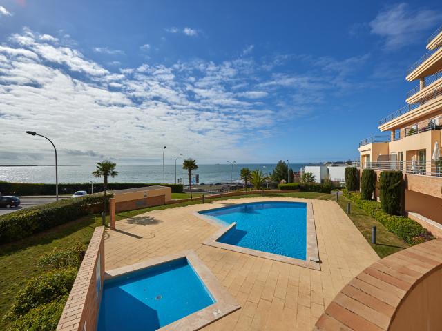 Apartamento T2 mobilado com varanda e vista frontal mar em condomínio privado com piscina, segurança, garagem