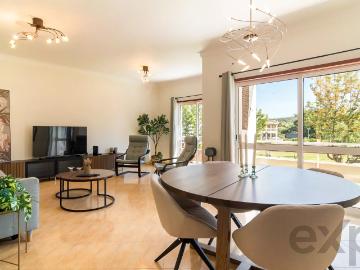 Apartamento T2 mobilado com varanda em Sesimbra