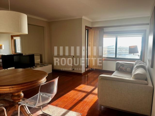 Apartamento T2 mobilado com vista mar em prédio de luxo