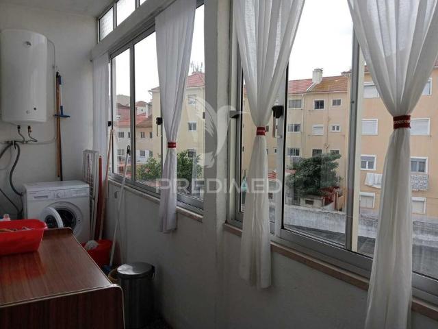 Apartamento t2 mobilado e equipado, com 2 frentes, marquise e varanda com vista rio