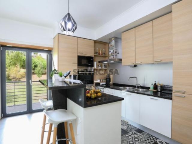 Apartamento T2 Moderno nas Colinas do Cruzeiro | 2 Lugares de Garagem e Varanda