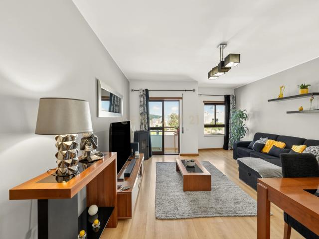 Apartamento T2 moderno, com arrecadação, 2 varandas em prédio com elevador | Rua Dr. António Agostinho Neto, Setúbal