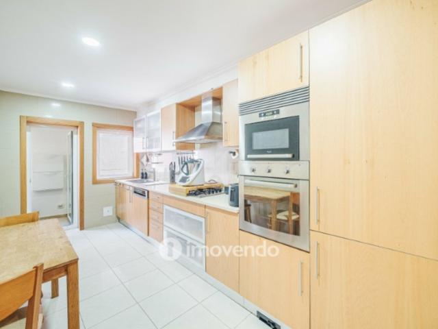 Apartamento T2 moderno, com estacionamento, na Serra de Carnaxide