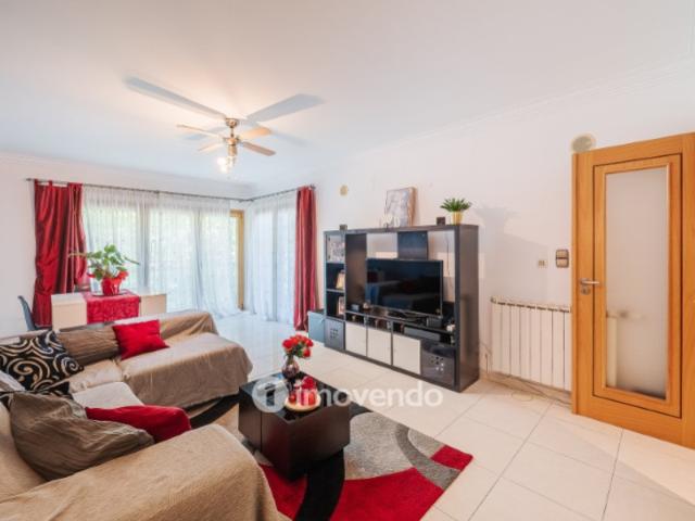 Apartamento T2 moderno, com garagem e varanda enorme, na Malvarosa