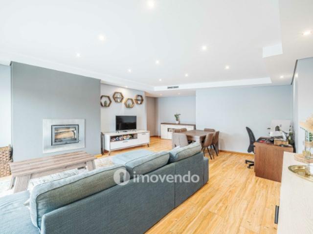 Apartamento T2 moderno, com garagem e varanda, no Milharado