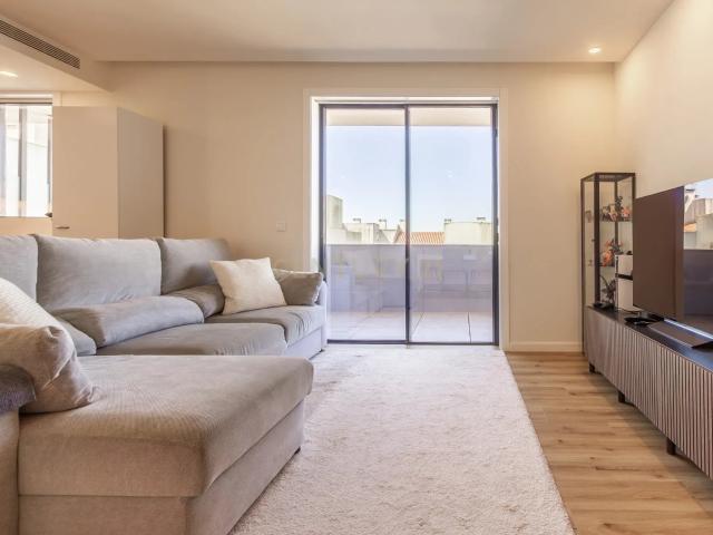Apartamento T2 Moderno de 2025 com lugar de parqueamento em Porto Salvo