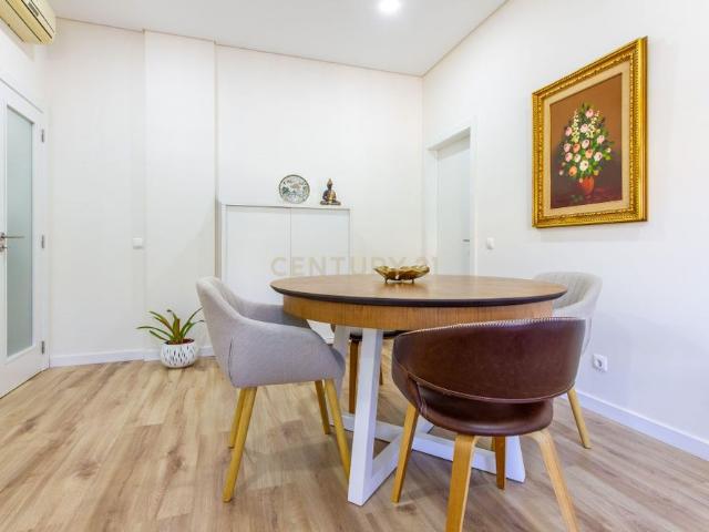 Apartamento T2 Moderno em Seixal com garagem