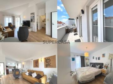 Apartamento T2 muito recente, totalmente equipado, com terraço, no centro de Sesimbra, a poucos minutos da praia, construção e acabamentos de ótima qualidade, ainda com garantia do construtor