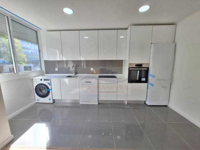 Apartamento T2 na Venteira, remodelado, com varanda