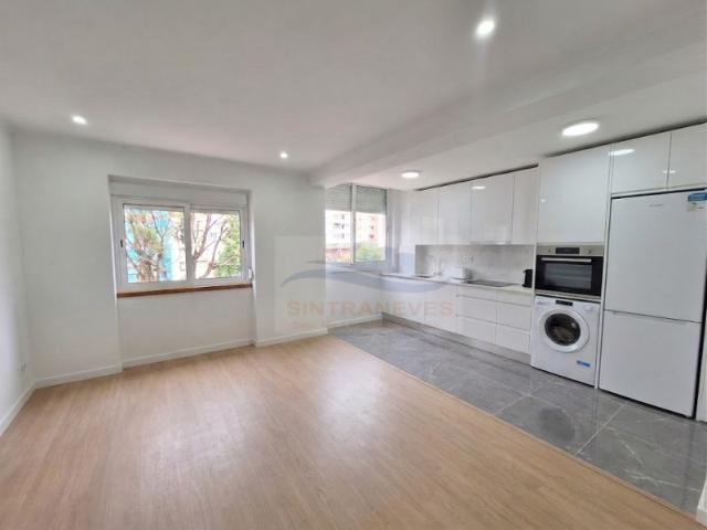 Apartamento T2 na Venteira, remodelado, com varanda