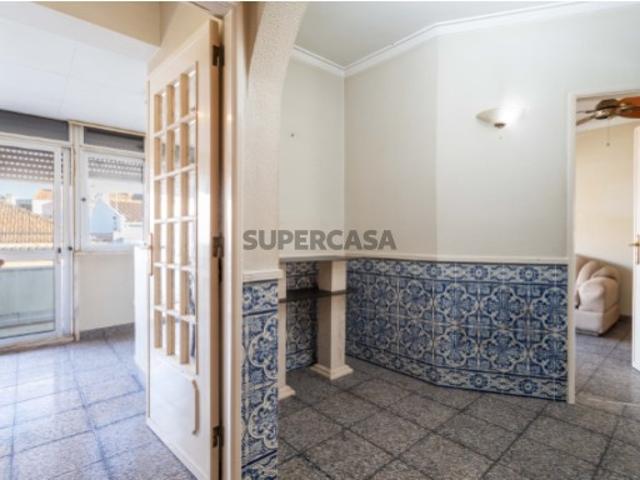 Amadora centro, Apartamento T2 para Remodelar, com Varanda, Garagem e Sótão