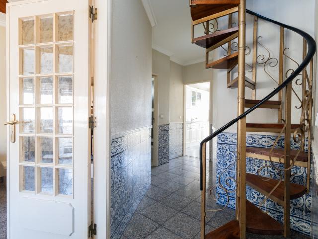 Amadora centro, Apartamento T2 para Remodelar, com Varanda, Garagem e Sótão