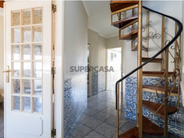 Apartamento T2 na Amadora: Potencial Único com Sótão e Varanda Solarenga!