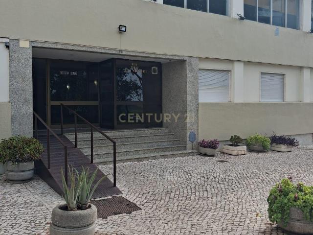 Apartamento T2 na Avenida Carolina Michaelis Linda a Velha