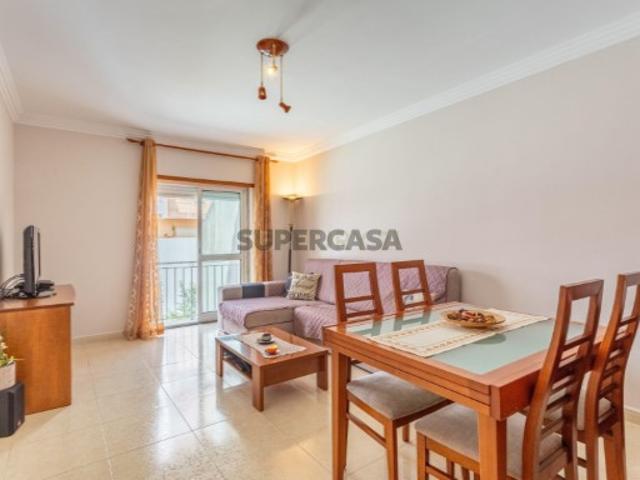 Apartamento T2 na Encosta do Sol Amadora, prédio de 2004, garagem fechada e arrecadação, muito central