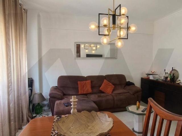 Apartamento T2 na Encosta do Sol – Luminosidade, Arrumação e Potencial Único