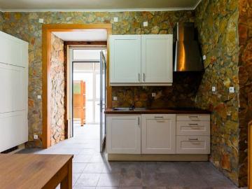 Apartamento T2 na Graça, com logradouro privativo