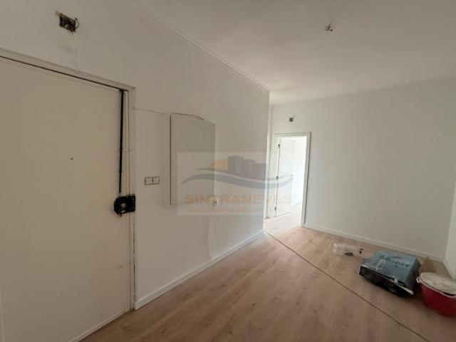 Apartamento T2 na Pontinha com varanda totalmente remodelado