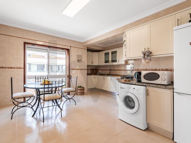 Apartamento T2 na Praia da Vagueira com 2 Lugares de Garagem e Sótão de Elevado Potencial