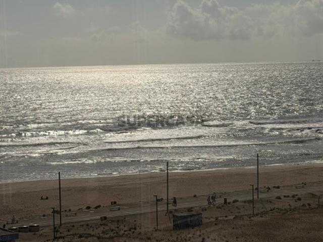 APARTAMENTO T2 NA PRIMEIRA LINHA DE MAR CAPARICA