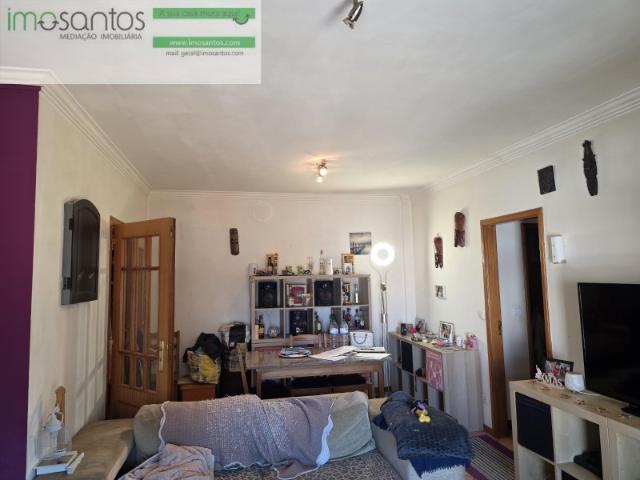 Apartamento T2 na Quinta do Conde 2º andar, com lareira, vista desafogada, Arrecadação individual
