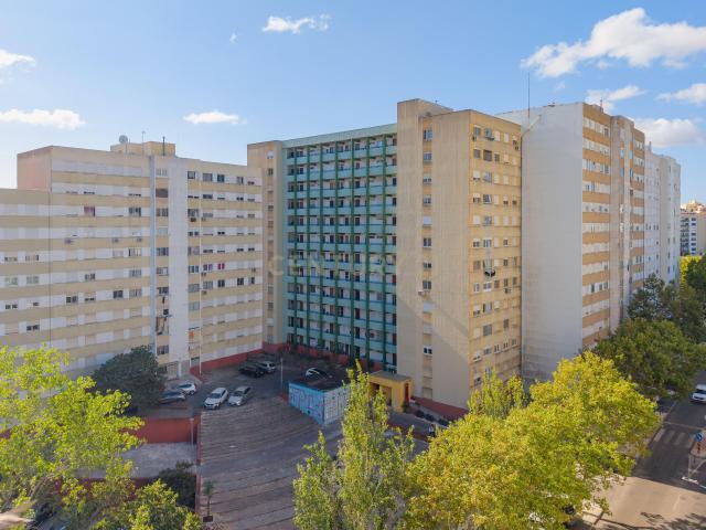 Apartamento T2 no 7.º andar com vista desafogada, marquise e despensa em Santo António dos Cavaleiros