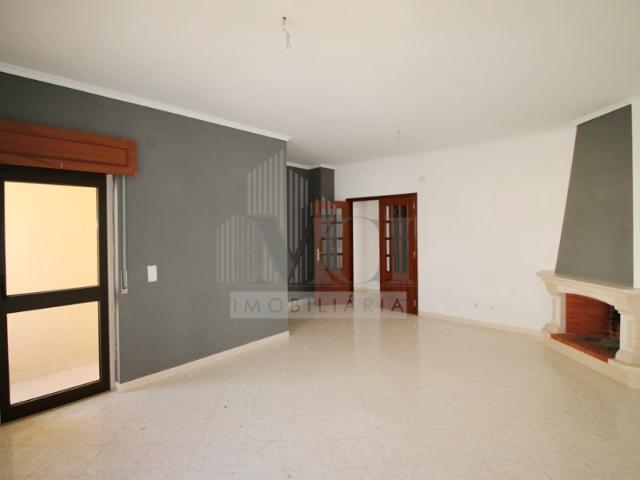 Apartamento T2, no 1 andar, com 122 m² e Parqueamento em zona Central de Santarém!