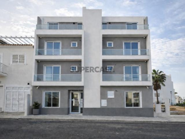 Apartamento T2 no 1º andar com Suíte e Varandas