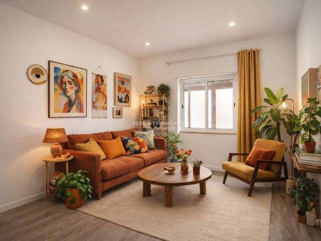 Apartamento T2 no Barreiro, renovado, com marquise e vidros duplos