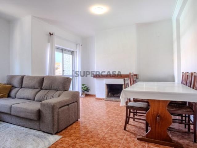 Apartamento T2 no Centro do Cartaxo com Arrecadação | Ideal para Habitação ou Investimento
