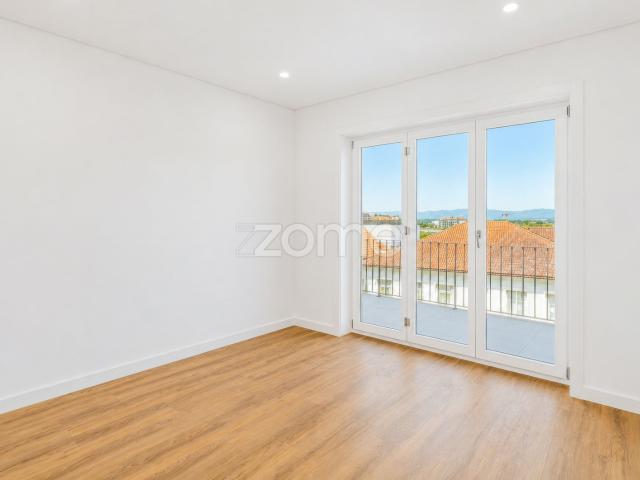 Apartamento T2 no Centro Histórico de Viseu com Terraço e Pátio