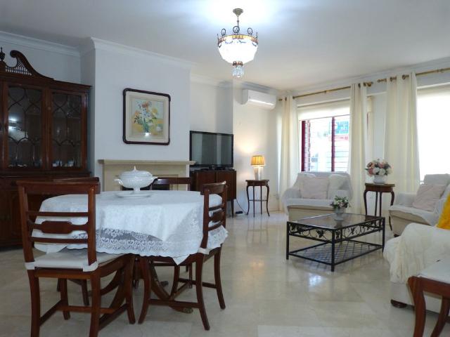 Apartamento T2 no Estoril, Mobilado, Condomínio Privado, frente aos Jardins do Casino Estoril