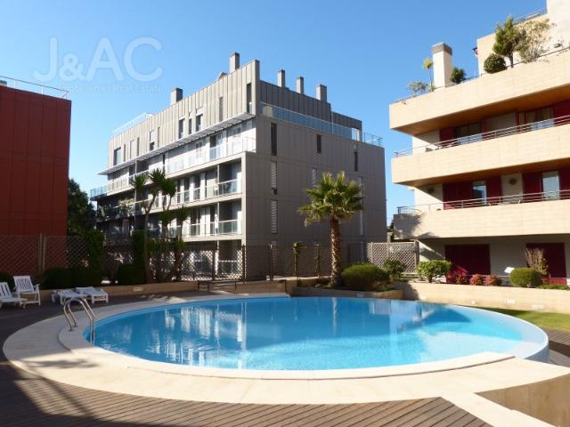 Apartamento T2 no Estoril, Mobilado, Condomínio Privado, frente aos Jardins do Casino Estoril