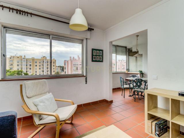 Apartamento T2 no Lumiar com garagem. Perto do Metro